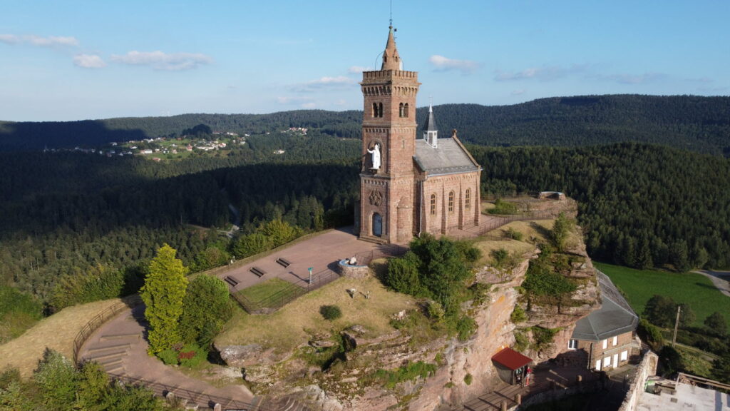 Rocher de Dabo dominant le paysage avec sa vue panoramique et son sommet emblématique