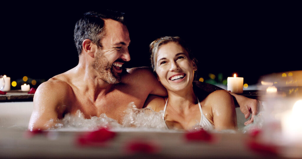 Couple célébrant un anniversaire de mariage lors d’un séjour romantique.