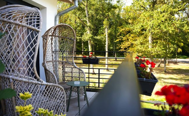 Terrasse extérieure avec vue panoramique sur un paysage naturel offrant un cadre paisible et lumineux